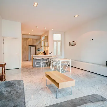 Three Bedroom Marble In The Heart Of Appartement